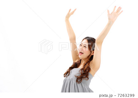 手を上げる女の子 7263299