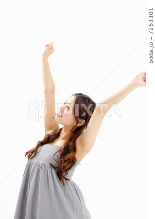 手を上げる女の子 手を上げる女の子 7263301