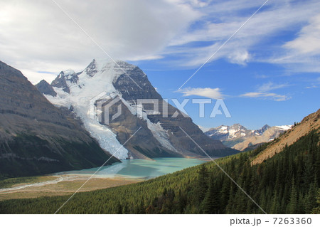 トレイル沿いから眺めるカナディアンロッキー最高峰ロブソン山とバーグ湖 7263360