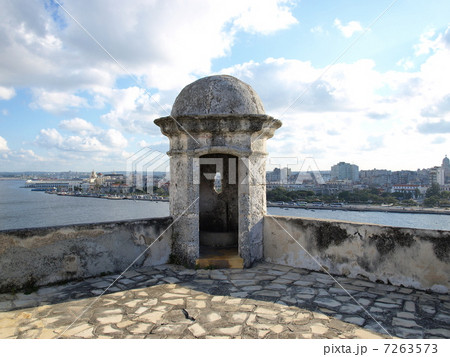 世界遺産「オールド・ハバナとその要塞群」のカバーニャ要塞の監視場とハバナ旧市街(キューバ) 世界遺産「オールド・ハバナとその要塞群」のカバーニャ要塞の監視場とハバナ旧市街(キューバ) 7263573
