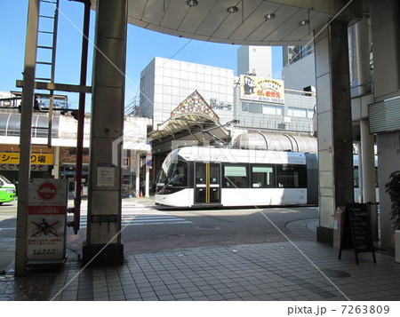 富山市　アーケード街と路面電車 7263809