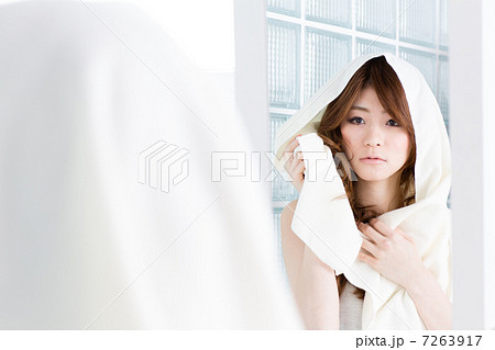 鏡を見る女性 鏡を見る女性 7263917