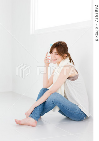 休憩する女性 7263992