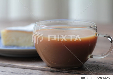 ガラスのティーカップに淹れたミルクティとチーズケーキ 7264825