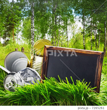 garbage cans of canned and blackboard 7265261