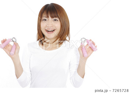 ハンドグリッパーを握り締める若い女性 ハンドグリッパーを握り締める若い女性 7265728