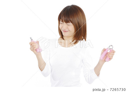 ハンドグリッパーを握り締める若い女性 ハンドグリッパーを握り締める若い女性 7265730