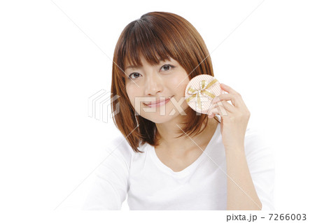 プレゼントと若い女性 プレゼントと若い女性 7266003