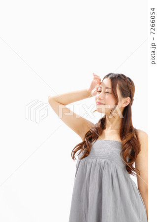 日差しを遮る女の子 日差しを遮る女の子 7266054