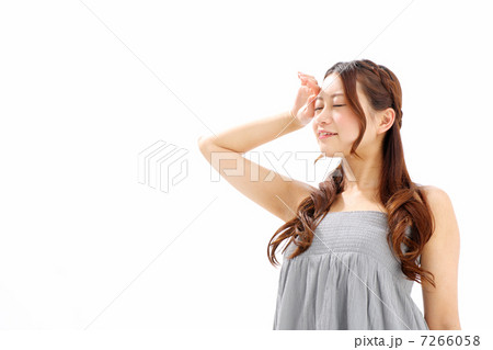 日差しを遮る女の子 7266058