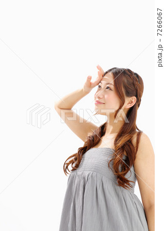日差しを遮る女の子 7266067