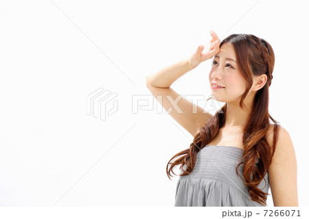 日差しを遮る女の子 7266071
