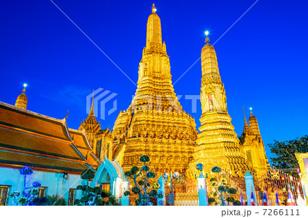 ワット・アルンの夕景、暁の寺(タイ、バンコク) ワット・アルンの夕景、暁の寺(タイ、バンコク) 7266111