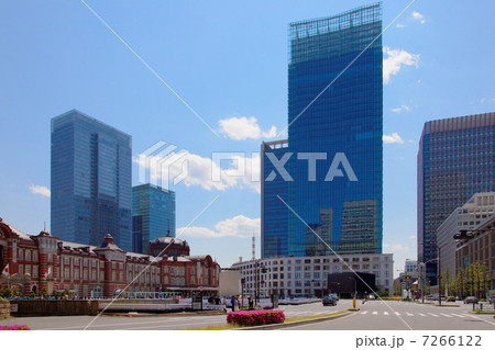 青空が広がるJPタワー・キッテと東京駅丸の内駅舎 7266122