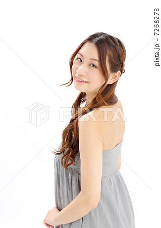 振り返る女の子の写真素材
