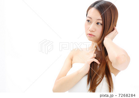 髪を触る女の子の写真素材