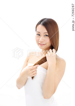 髪を触る女の子の写真素材