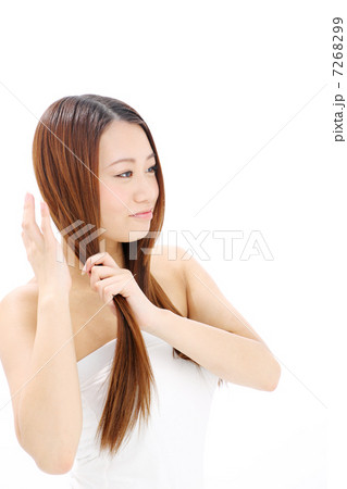 髪を触る女の子 7268299