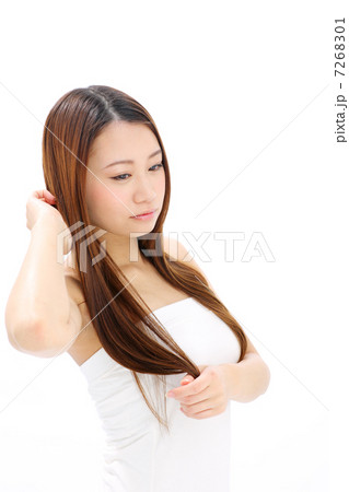 髪を触る女の子 髪を触る女の子 7268301