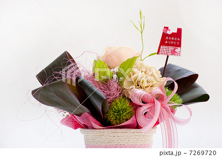 花 フラワーアレンジメント 植物 プレゼント 薔薇 母の日 リボン の写真素材