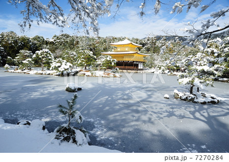 京都 空は晴れてるのに雪の積もった金閣寺 京都 空は晴れてるのに雪の積もった金閣寺 7270284