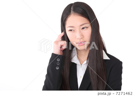 悩む若いOL 7271462