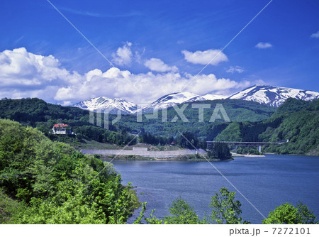 月山湖と月山 7272101