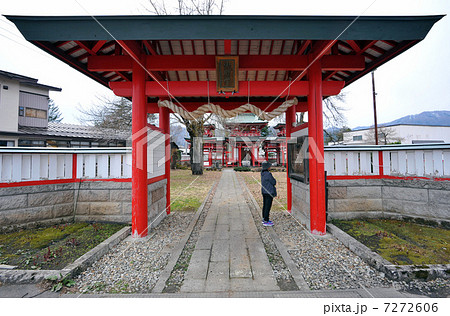 屋根の有る赤い門の入り口 7272606