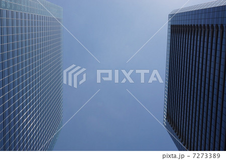 ビルを見上げる　building 7273389