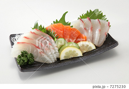 魚 刺身 刺身盛り合わせ 刺身３点もり つまみ 一品料理 和食 生鮮食品 鯛 ぶり サーモンの写真素材