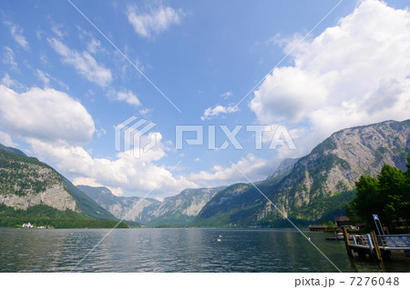 オーストリア　世界遺産　ハルシュタット山並み 7276048