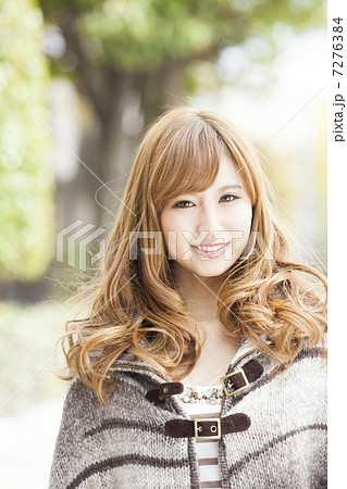 茶髪の女性のポートレイト 屋外 の写真素材