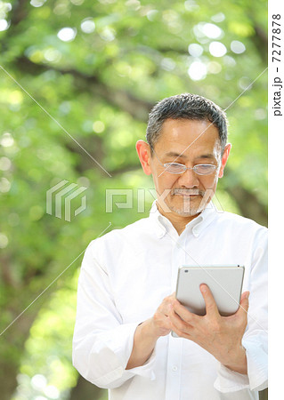 タブレットを使うシニア男性 7277878