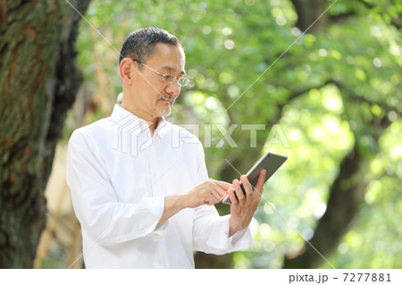 タブレットを使うシニア男性 7277881
