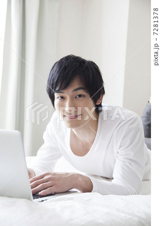 ベッドルームでPCを見ている男性 ベッドルームでPCを見ている男性 7281378