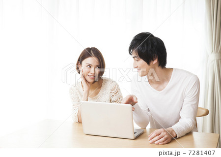 リビングでPCを見るカップル リビングでPCを見るカップル 7281407