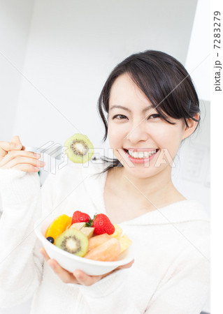 フルーツを食べる女性 フルーツを食べる女性 7283279