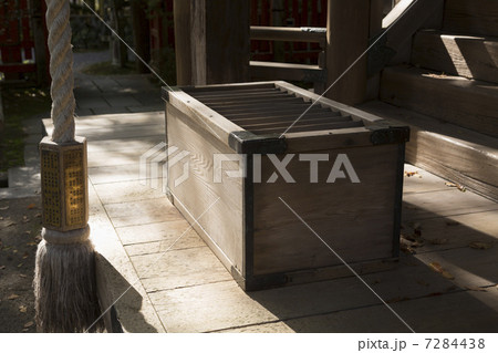 賽銭箱と鈴緒 7284438