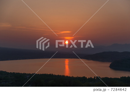 山中湖、南アルプスに沈む夕日 7284642