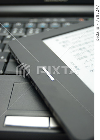 電子ブックリーダーとノートパソコン 7285247