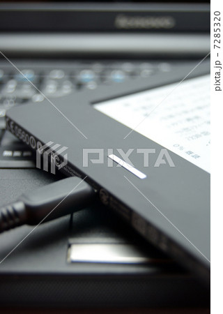 電子ブックリーダーとノートパソコン 7285320