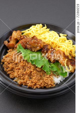 おいしい鶏肉のお弁当 おいしい鶏肉のお弁当 7286659