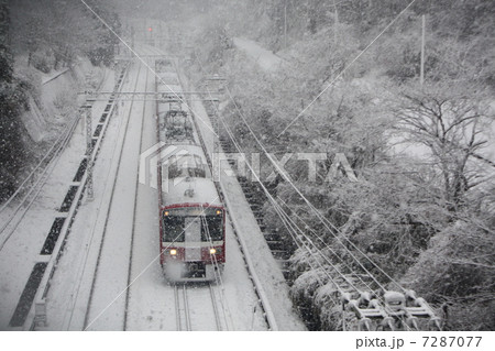 雪の中 京急走るの写真素材 雪の中 京急走るの写真素材