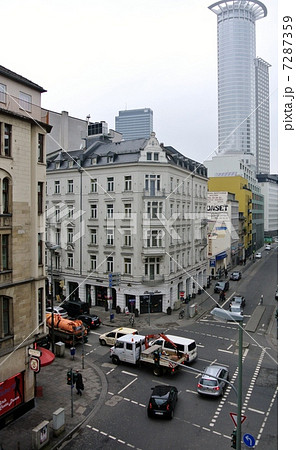 フランクフルト・ドイツの100年級の建物と近代超高層ビル 7287359