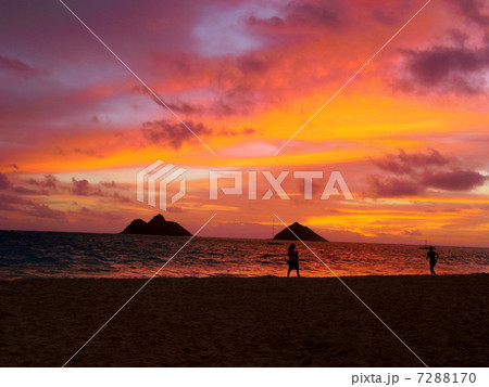 オアフ島ラニカイビーチの朝焼け 7288170
