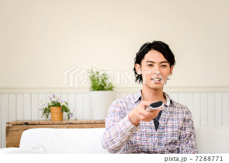 テレビを観る男性 テレビを観る男性 7288771