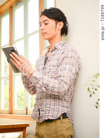 タブレットと男性 タブレットと男性 7288799