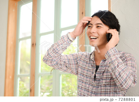 笑いながら電話する男性 笑いながら電話する男性 7288801