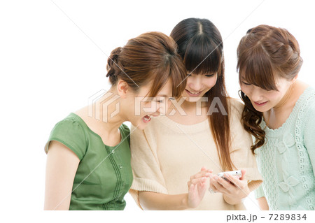 携帯電話を見る女性達 携帯電話を見る女性達 7289834