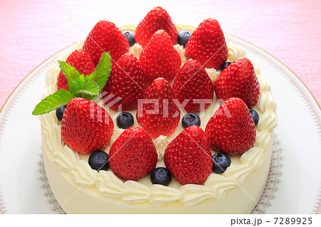 イチゴとブルーベリーのショートケーキの写真素材